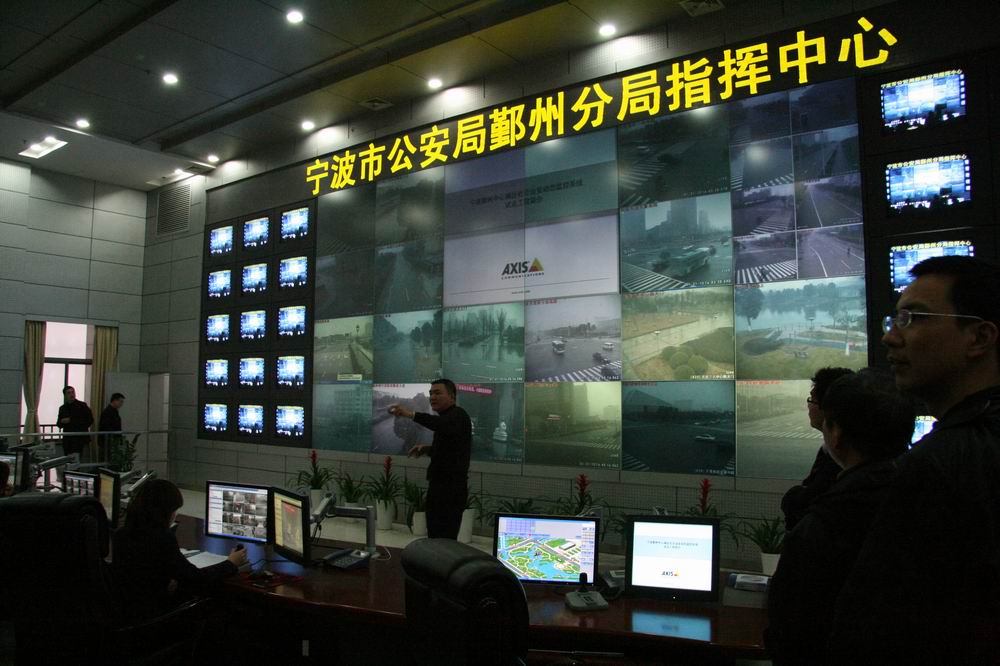 鄞州公安局网监大队王浙兵工程师在介绍
